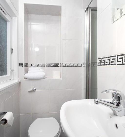 חדר סטנדרט, Adamson