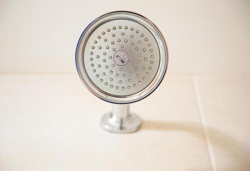 חדר אקזקיוטיב, Adamson