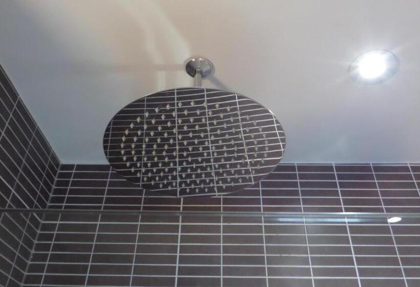 俱乐部房间, Crown & Mitre