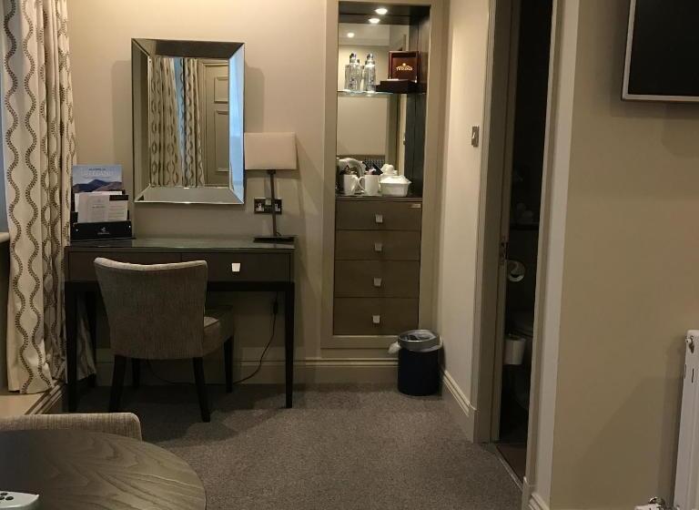 俱乐部房间, Crown & Mitre