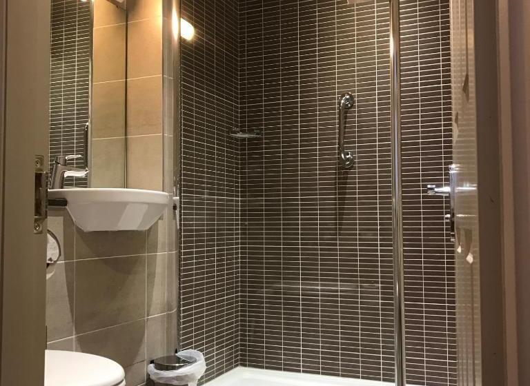 اتاق کلاب, Crown & Mitre