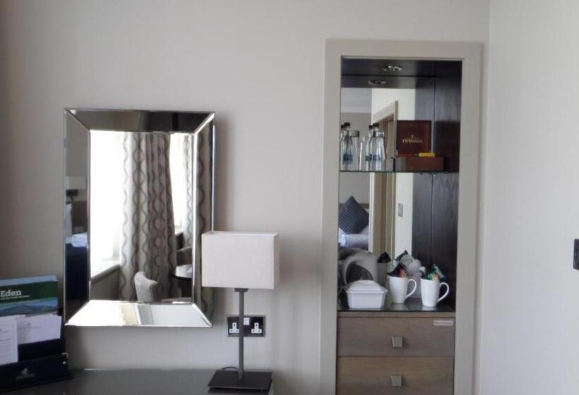 俱乐部房间, Crown & Mitre