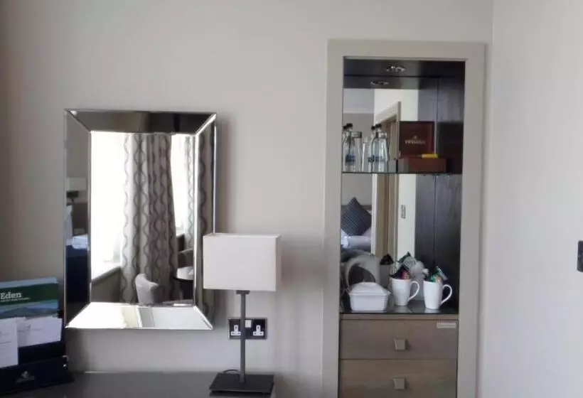 اتاق کلاب, Crown & Mitre