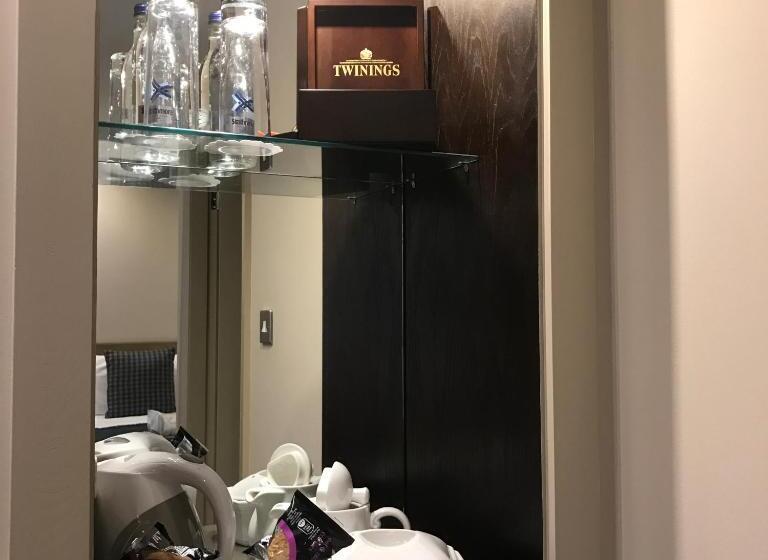 俱乐部房间, Crown & Mitre