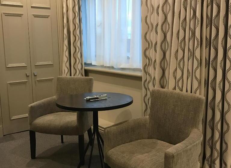 俱乐部房间, Crown & Mitre