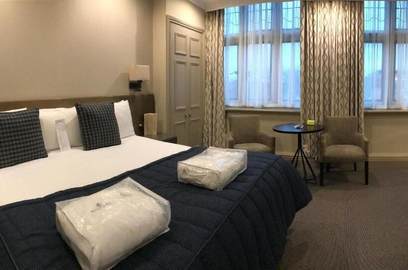 俱乐部房间, Crown & Mitre