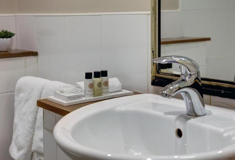 小型套房, Crown & Mitre