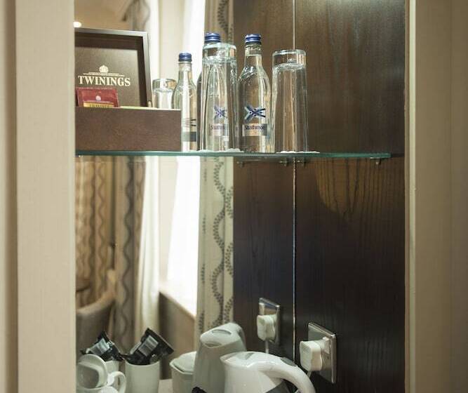 俱乐部房间, Crown & Mitre