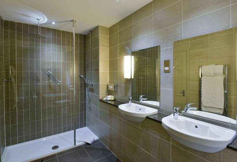 俱乐部房间, Crown & Mitre