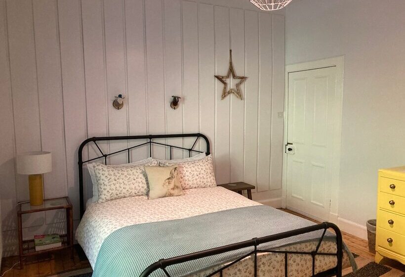 شقة غرفة واحدة, Heathpark House