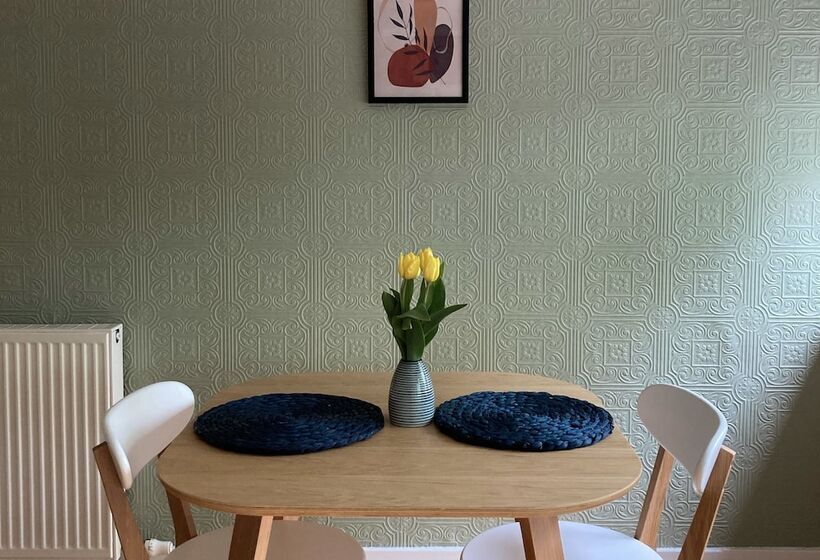 شقة غرفة واحدة, Heathpark House