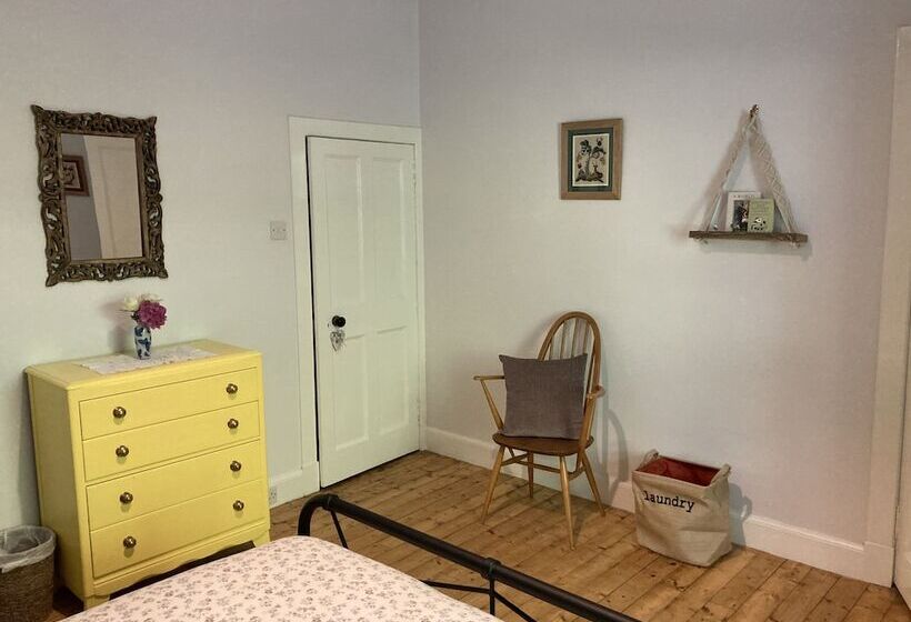 شقة غرفة واحدة, Heathpark House