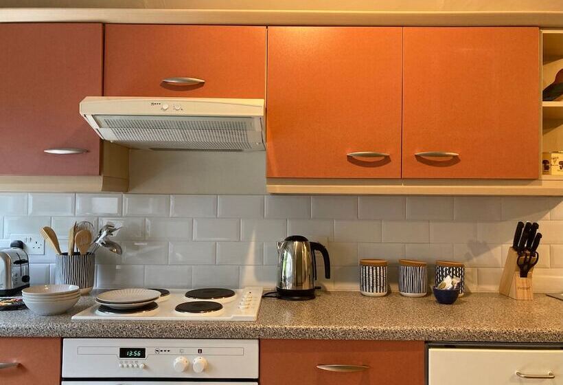 شقة غرفة واحدة, Heathpark House