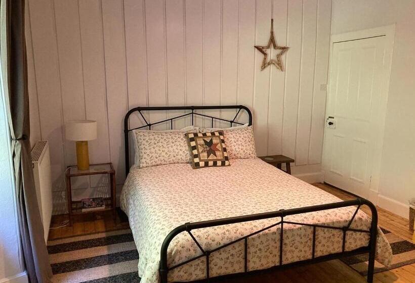 شقة غرفة واحدة, Heathpark House