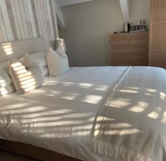 Standard Room King Size Bed, Le Pommier