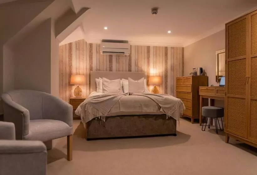 Superior Room King Size Bed, Le Pommier
