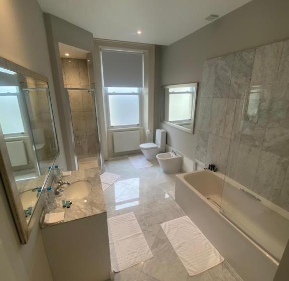 이그제큐티브 룸, The Chatsworth