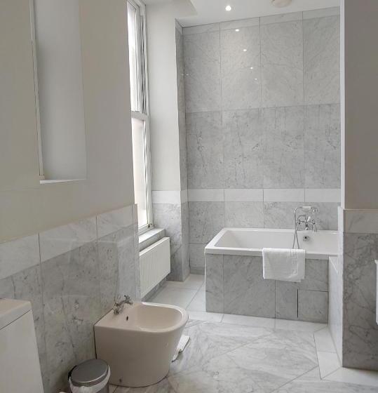 디럭스 룸, The Chatsworth