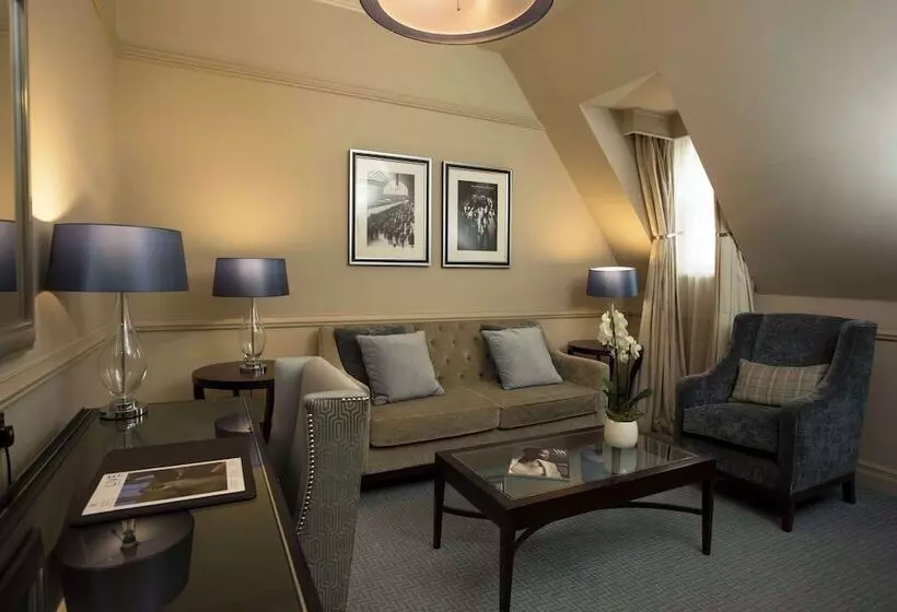 سوئیت جونیور با چشم‌انداز, The Caledonian Edinburgh, Curio Collection By Hilton
