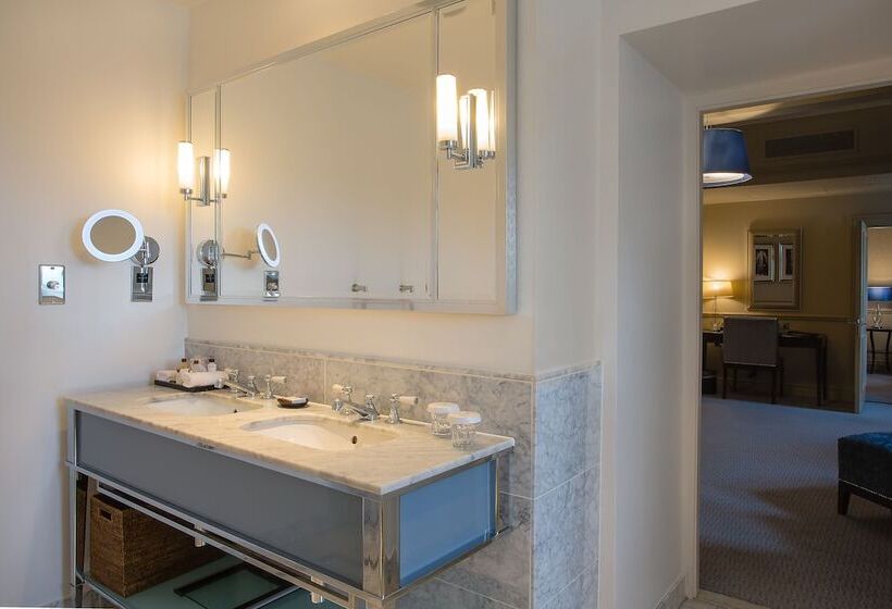 סוויטה עם מיטת קווין, The Caledonian Edinburgh, Curio Collection By Hilton