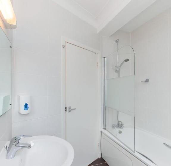 Номер Стандарт, Stade Court Hotel