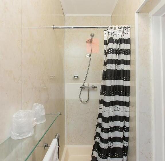 Четырехместный Номер Стандарт, Stade Court Hotel