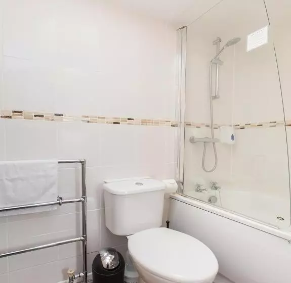 Standard Neljän Hengen Huone, Stade Court Hotel