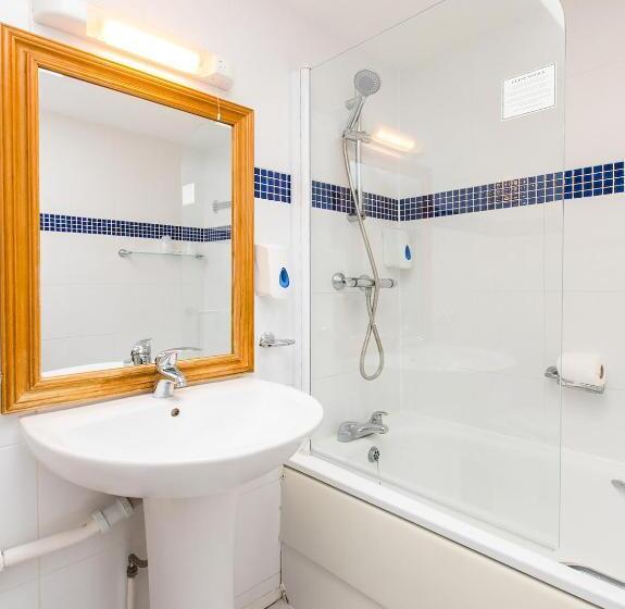 Четырехместный Номер Стандарт, Stade Court Hotel