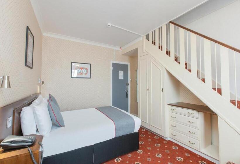 Четырехместный Номер Стандарт, Stade Court Hotel