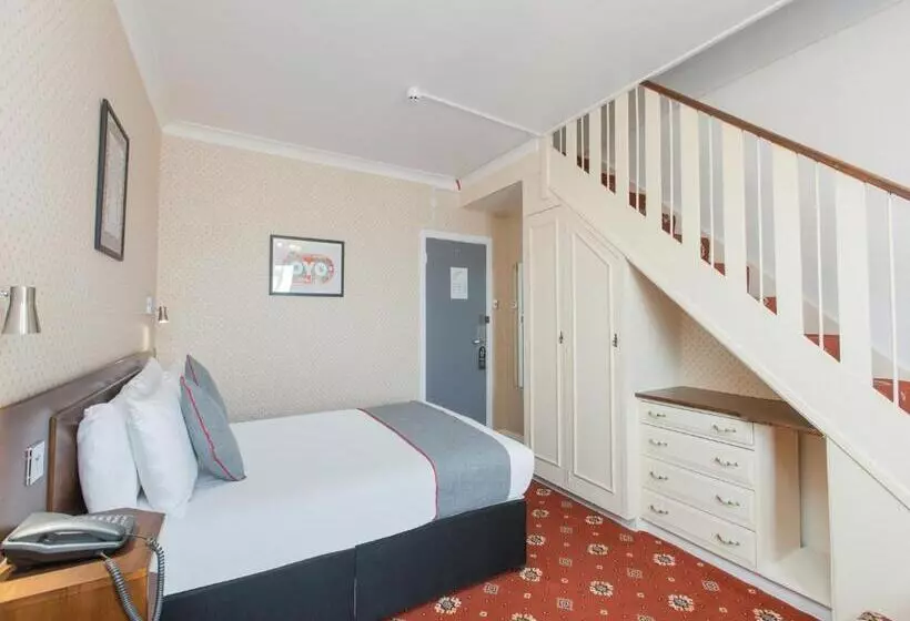 Standard Neljän Hengen Huone, Stade Court Hotel