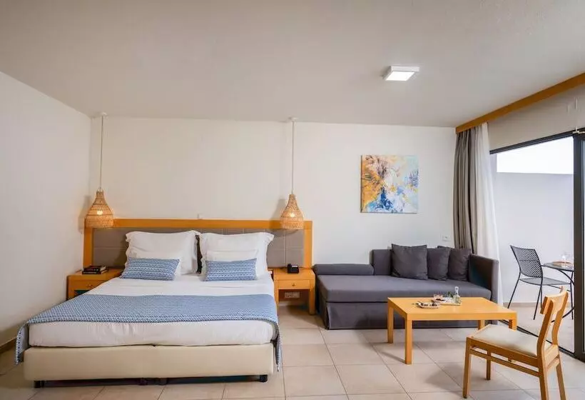 سوییت جونیور با چشم‌انداز جانبی دریا, Ariadne Beach  Adults Only
