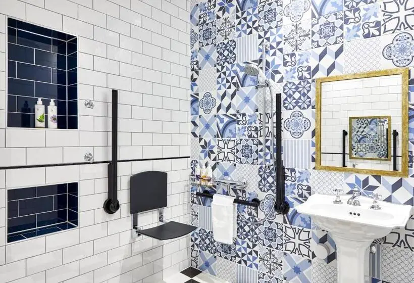 身障者適用キングサイズベッドルーム, Indigo Stratford Upon Avon, An Ihg