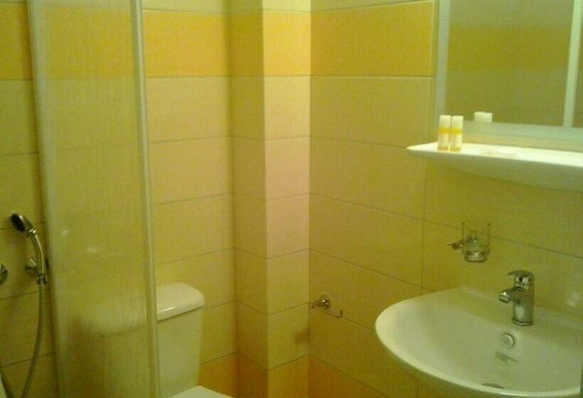 이코노미 룸, Isidora