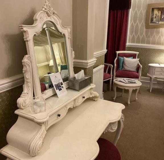 سوئیت جونیور با ماساژ آبی, Langtry Manor