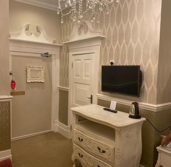 سوئیت جونیور با ماساژ آبی, Langtry Manor