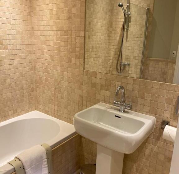 اتاق استاندارد, Langtry Manor