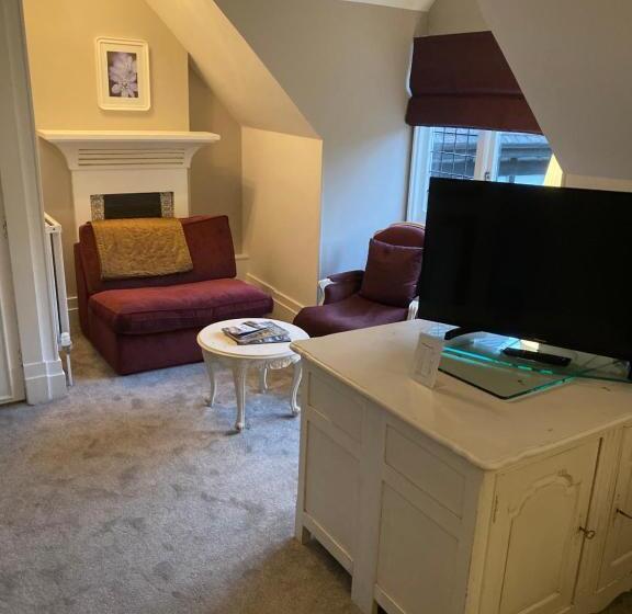 سوییت لوکس, Langtry Manor