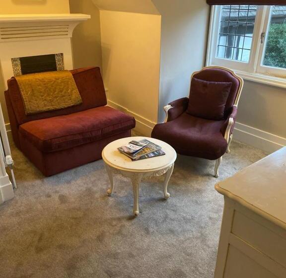 سوییت لوکس, Langtry Manor