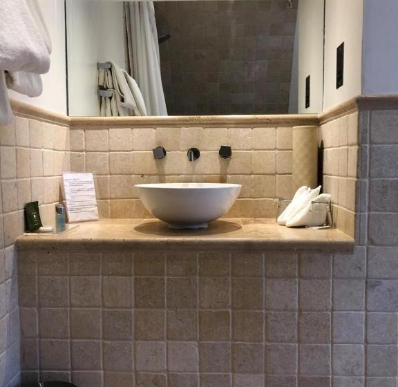 سوییت لوکس, Langtry Manor