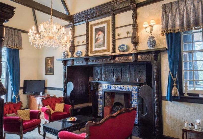 سوئیت با بالکن, Langtry Manor