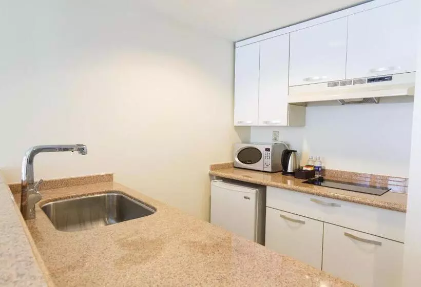 اتاق اساندارد با چشم‌انداز جانبی به دریا, Lotte Hotel Guam
