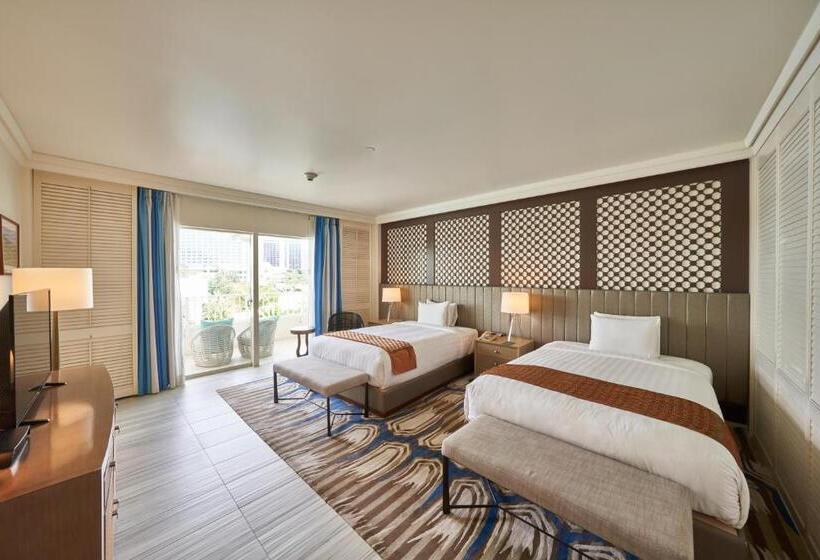 מיטת קינג בסוויטה, Lotte Hotel Guam