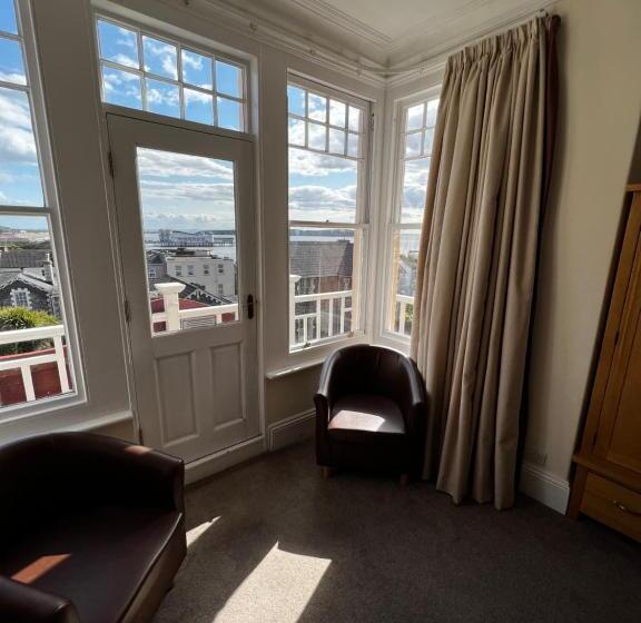 اتاق لوکس با بالکن, Queenswood