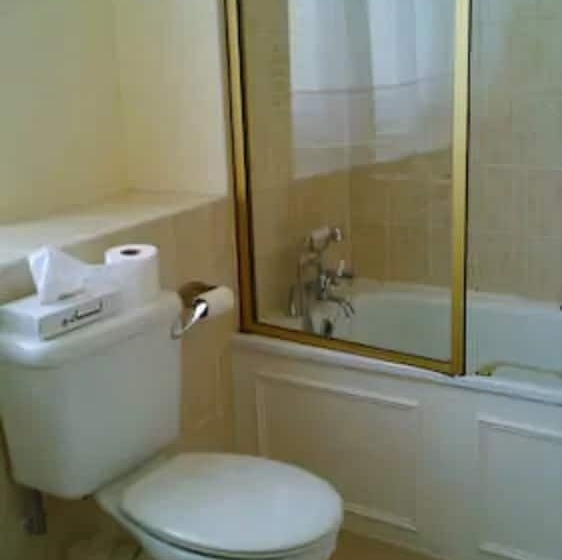 Standard Triple Room Sea View, Royal Victoria