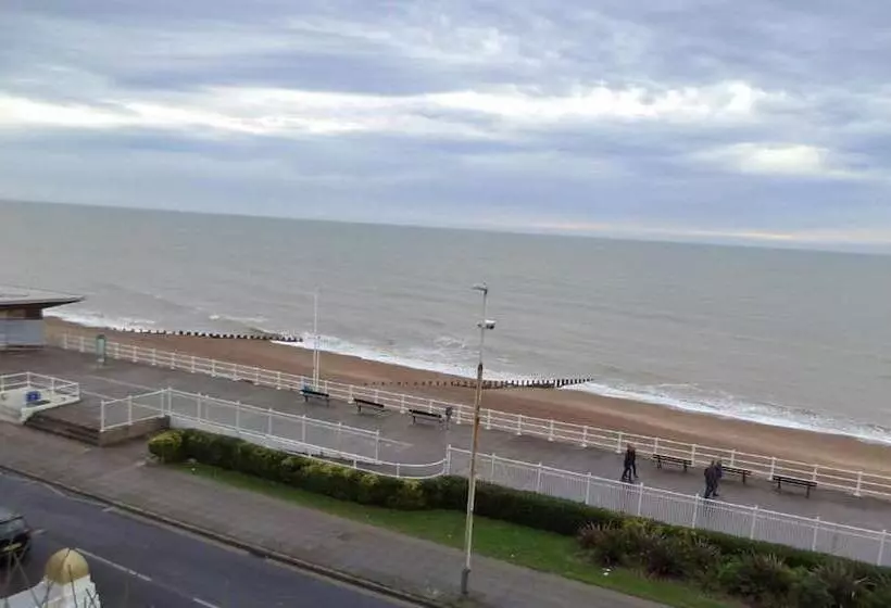 Standard Triple Room Sea View, Royal Victoria