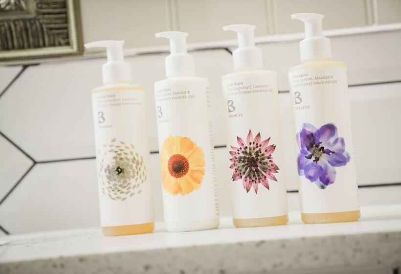 スタンダードシングルルーム, The Bear Of Rodborough