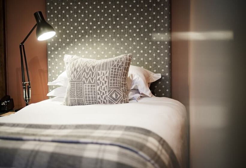 スタンダードシングルルーム, The Bear Of Rodborough