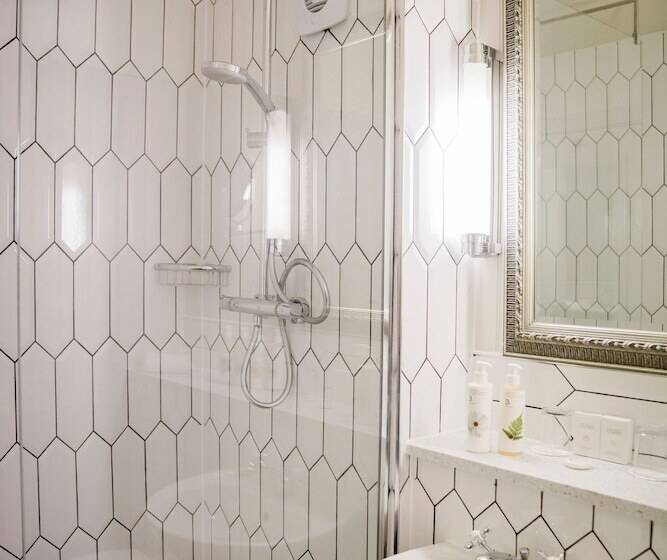 エクゼクティブルーム, The Bear Of Rodborough