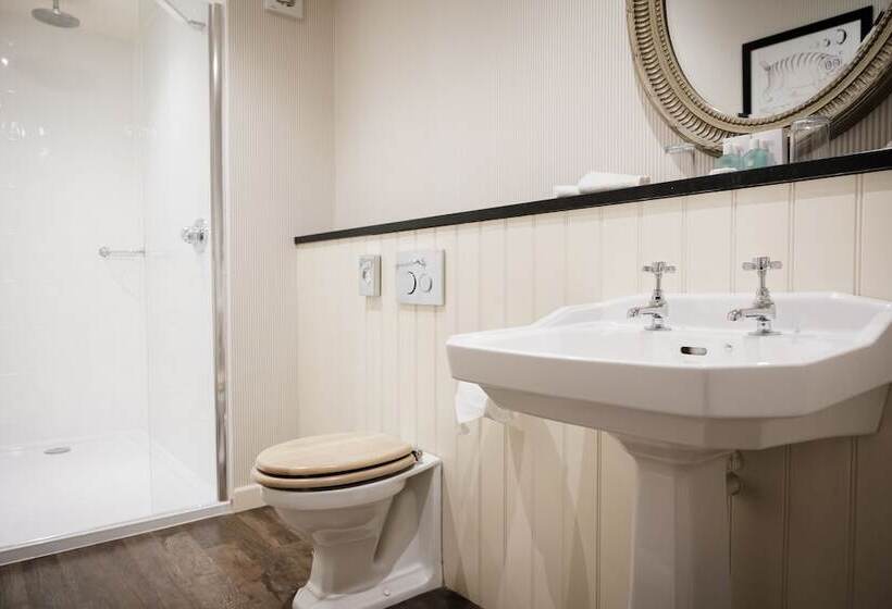 スーペリアールーム, The Bear Of Rodborough