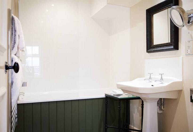 スーペリアールーム, The Bear Of Rodborough